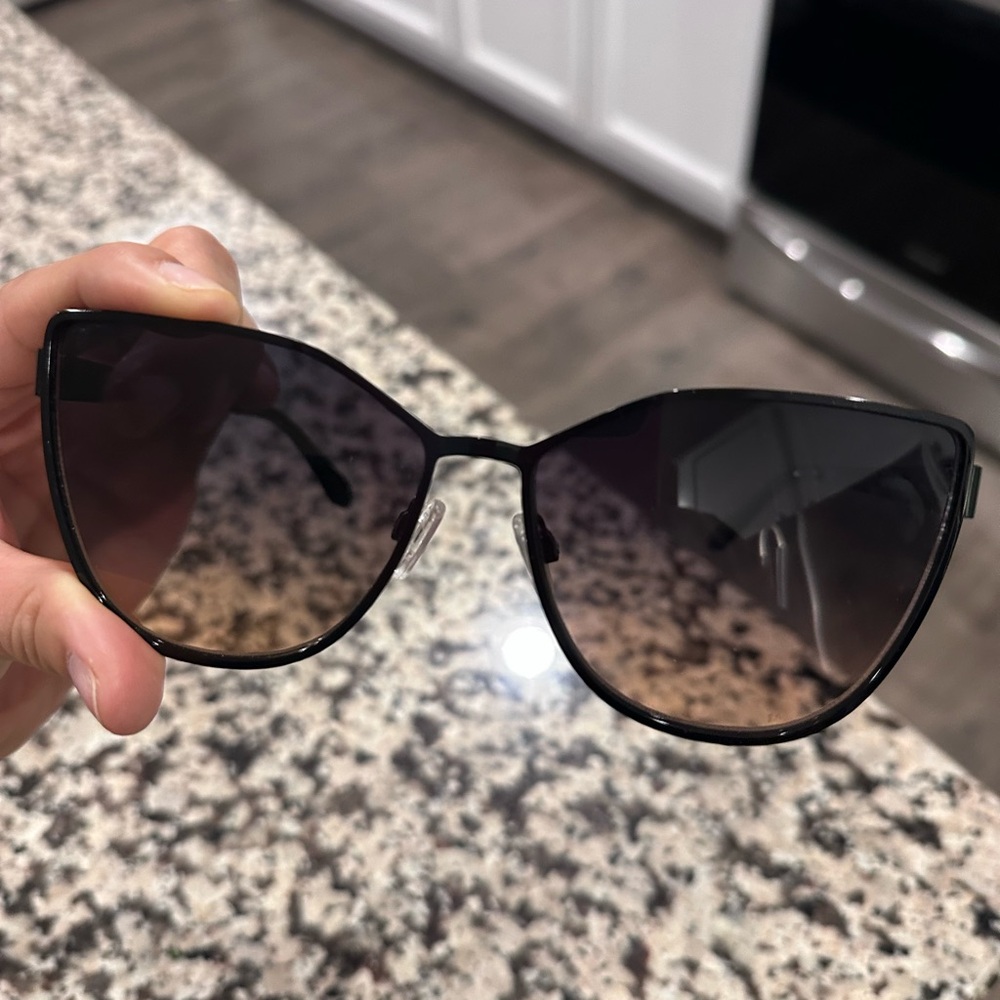 Quay Sunglasses - Picture 3 of 4